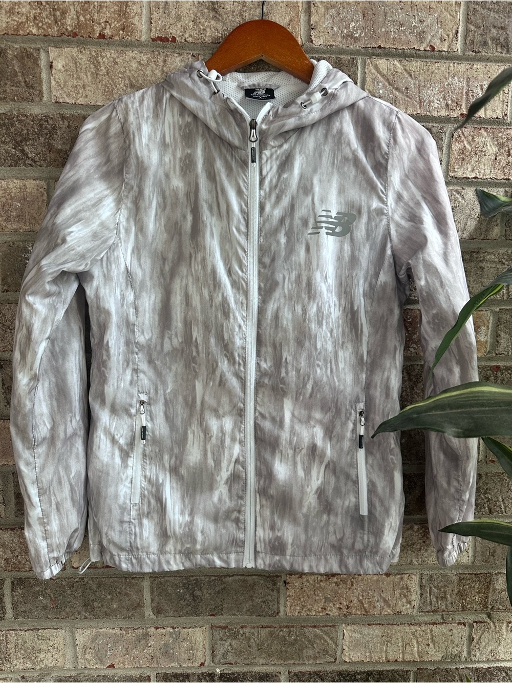New Balance gorpcore women’s Light Gray Marbled Zip-Up Windbreaker Small